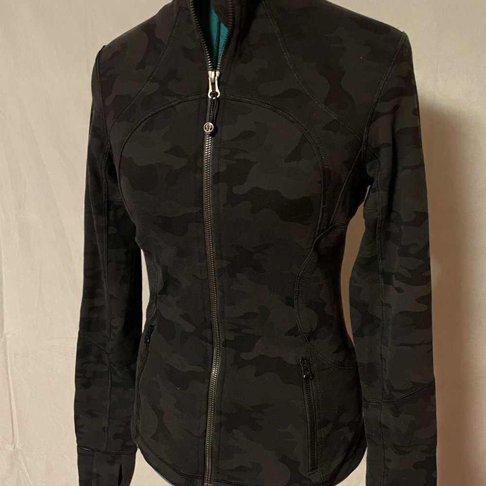 Lululemon Forme Jacket 6
Savasana Camo 20cm New Black / Soot